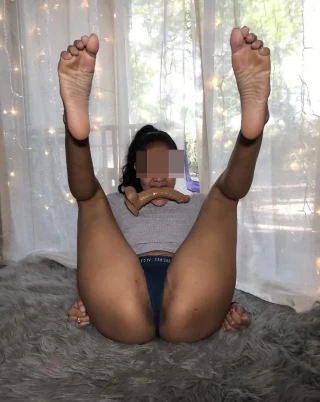 Métisse nympho de Sarcelles partage des nudes de sa chatte et de son gode sur snap